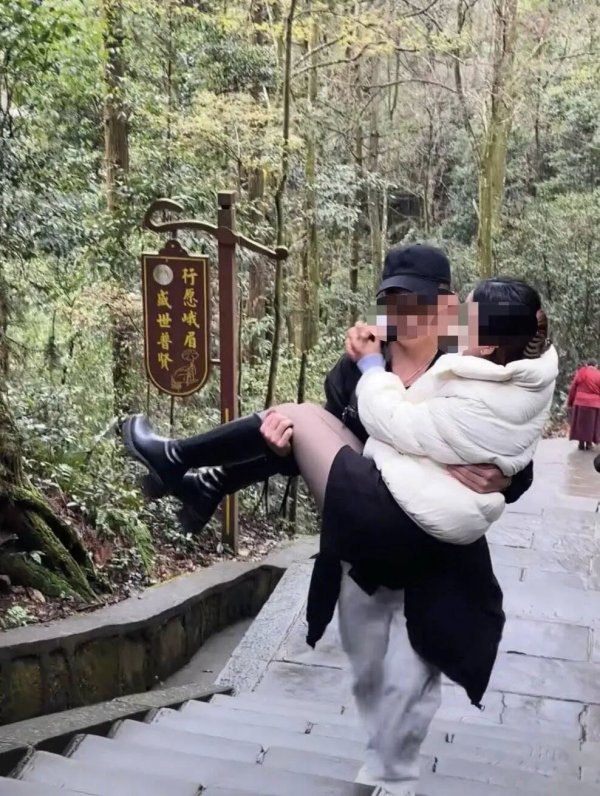 现金九游体育app平台“陪爬”干事涉嫌“擦边”-九游体育「中国」官方网站 登录入口 IOS/安卓通用版/手机app下载