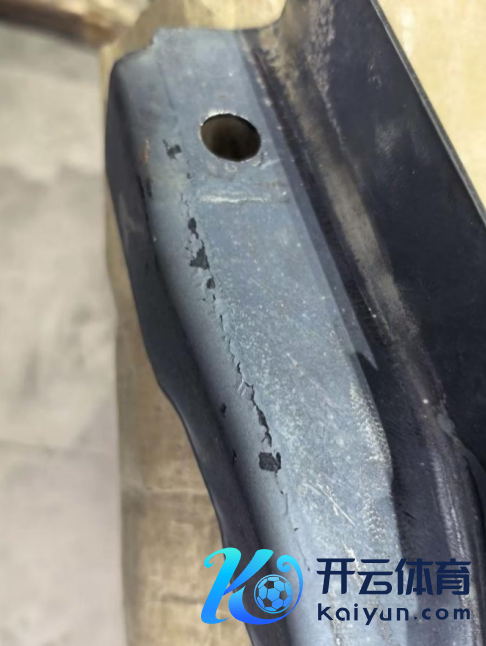 出问题的汽车下车体的一个横梁